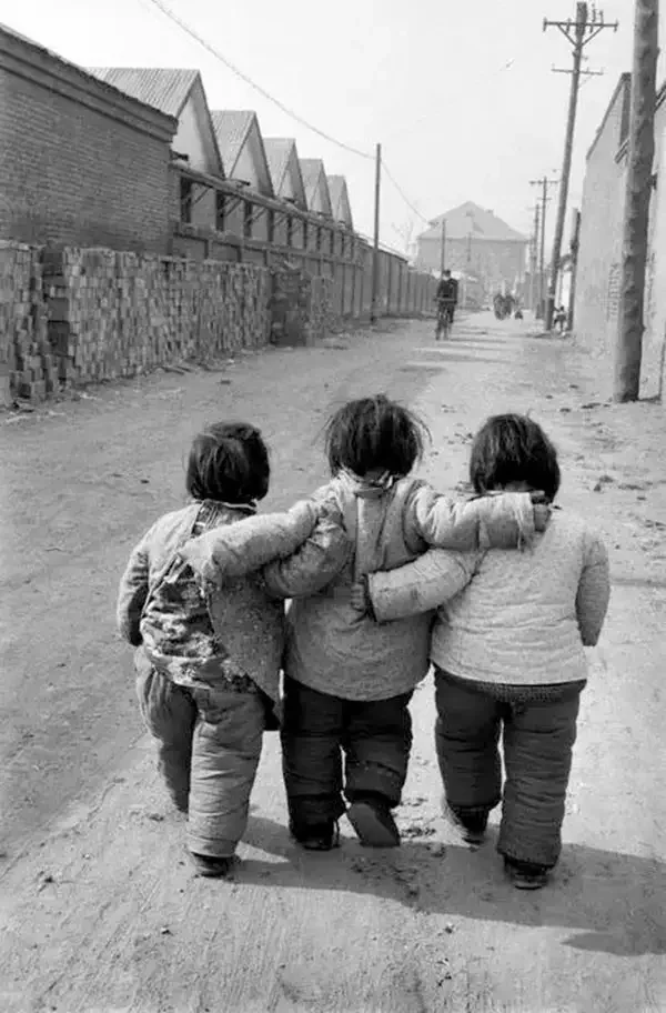1957年，北京，街上三个小孩。马克•吕布/摄。