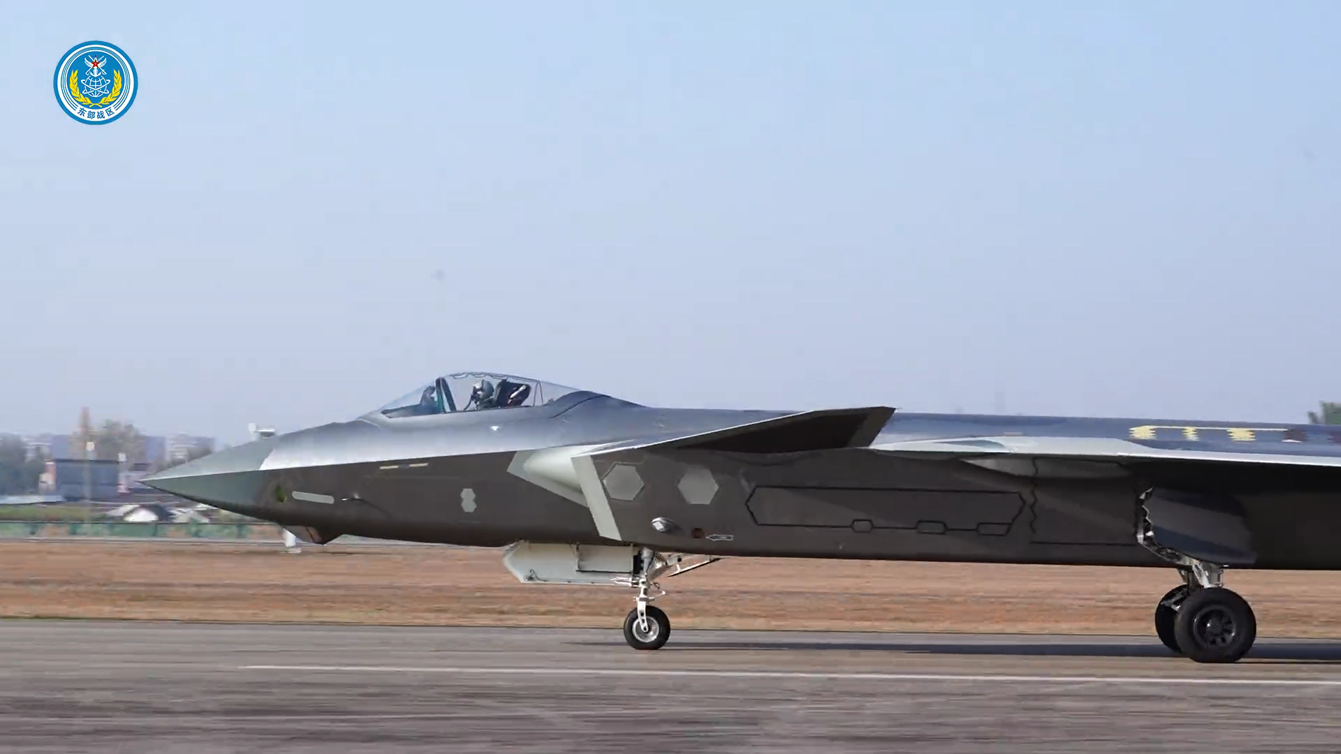 滑跑中的歼-20（注意蒙皮）挂载霹雳-10/12实弹的歼-10B加力起飞挂载霹雳