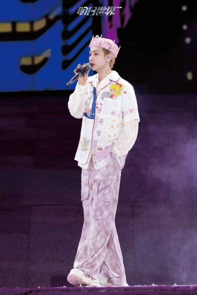 汪苏泷看了都震惊的大炮 演唱会互动环节欢乐满满，汪苏泷随和地配合大家拍照，不料被