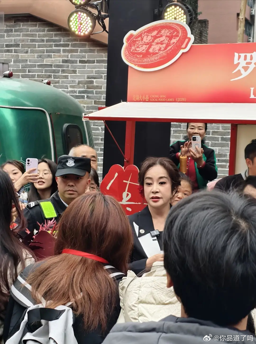 75岁的刘晓庆在为家乡重庆小吃做宣传呢，人长得美，还这么热心肠，真是不错！ 