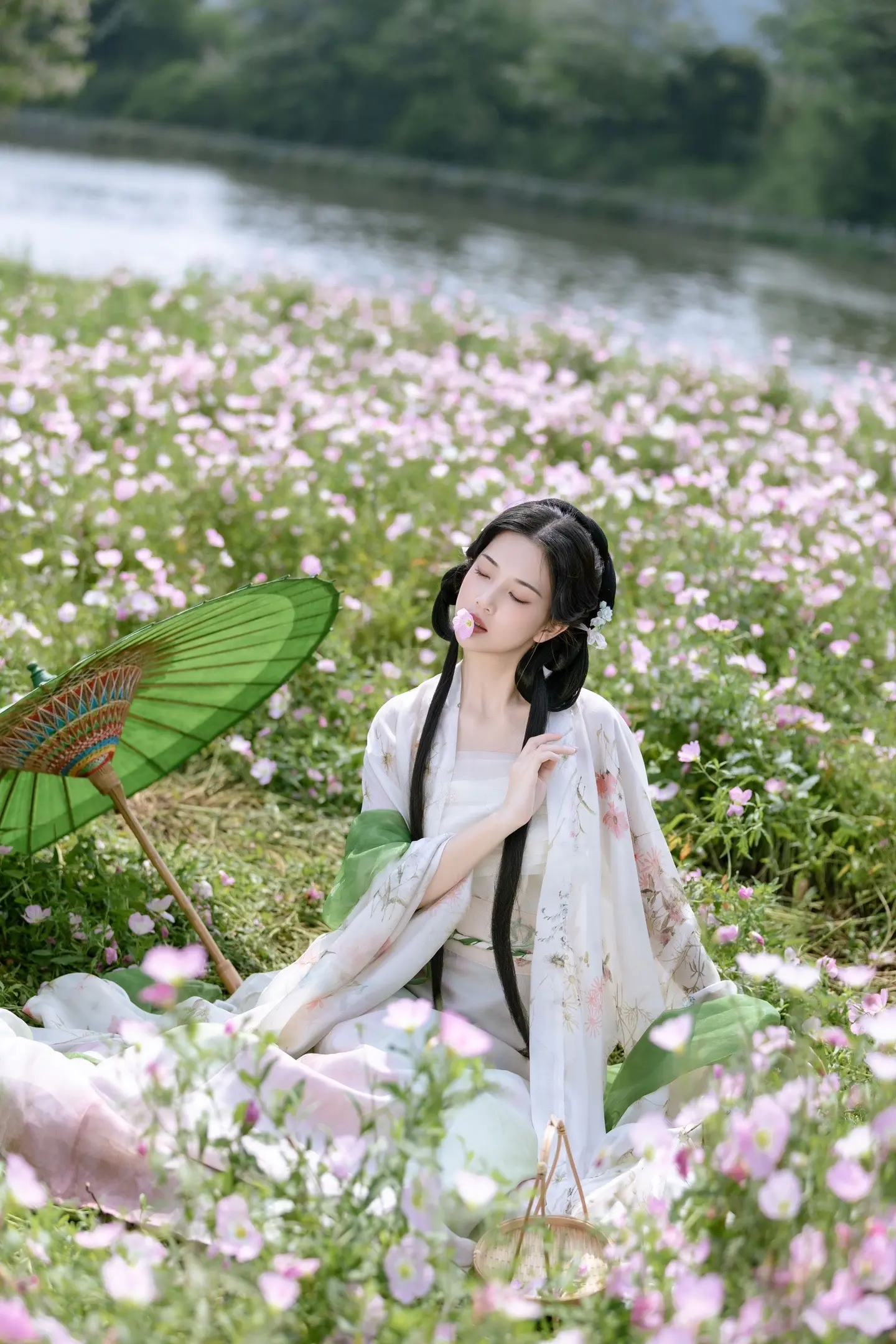 持伞慢行游山青水碧，再乘舟对酌归故里。