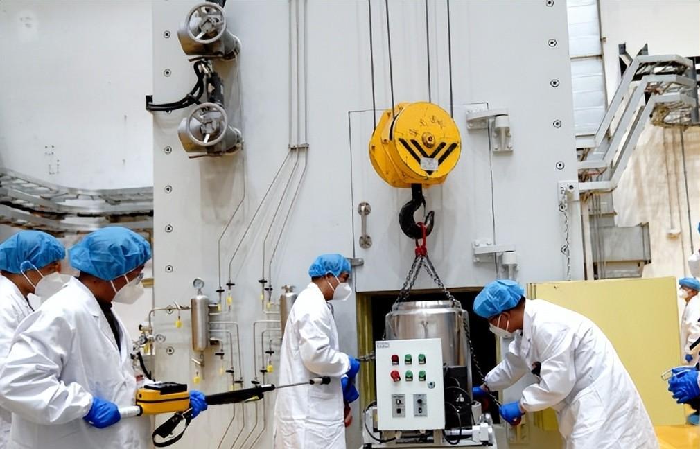 美国这回是真急眼了。2026年2月，他们火急火燎地端出个叫MSTEC的熔盐研究设