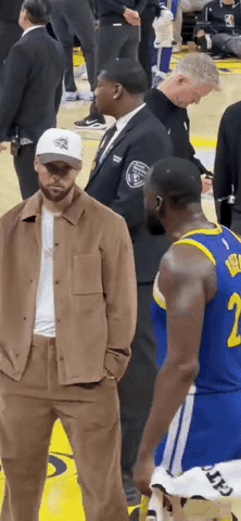 库里现在看格林的眼神和态度说明了什么？
         大家看看图一，库里看格