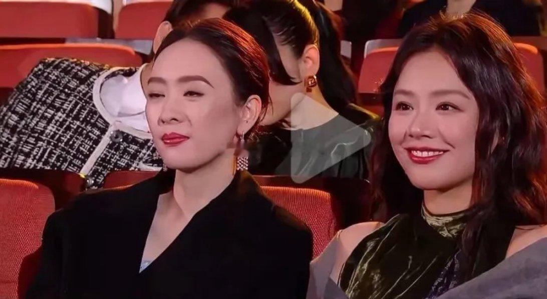 入了心的人再相见，还会心动吗？ 微博世界大会上，前排的马苏和思纯笑容满面，镜头却