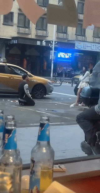 男人无论到什么时候，都不要轻易向女人示弱！
否则会让女人更加瞧不起你！
认为你是