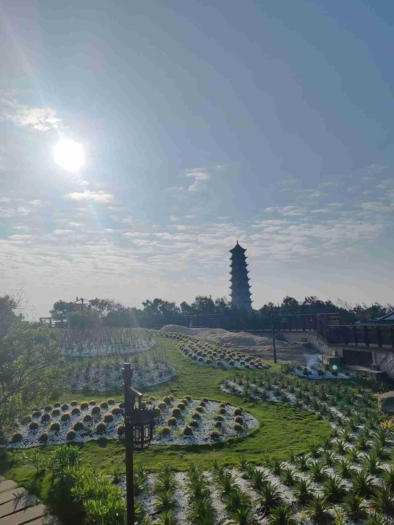 今年五一假期天气不错，虽然没有大太阳，至少无雨，可以随处走走逛逛，不被暴晒、不被