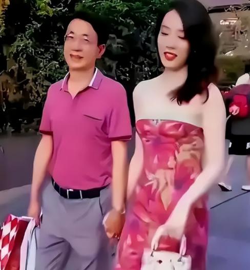“牵手门” 后，董思槿的人生彻底改写。

2023 年 6 月，成都太古里街头一
