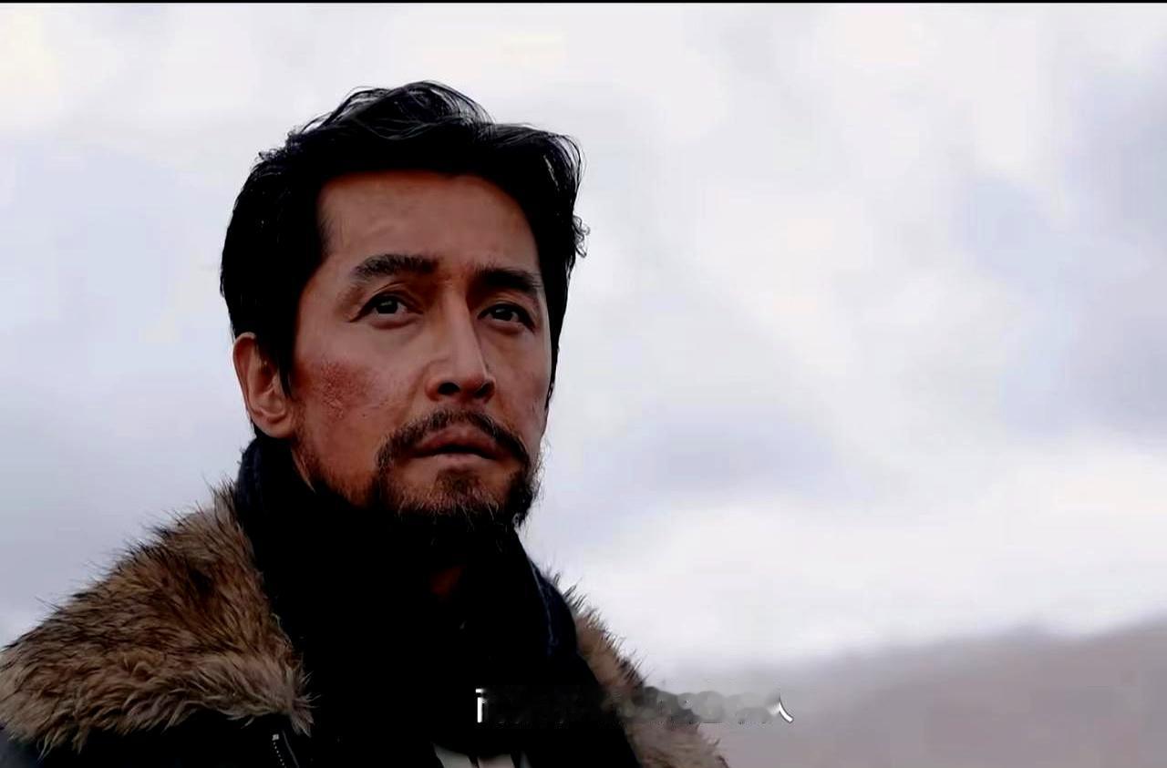 肋骨摔断，胡歌演完这部剧，半个娱乐圈都沉默了。
 
雪崩戏，肋骨直接干断。医生让