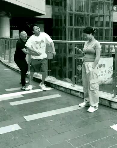 刷到个短视频，一个男的冲着媳妇吼得脸红脖子粗，手指都快戳到人脸上了，嘴里喊着要动