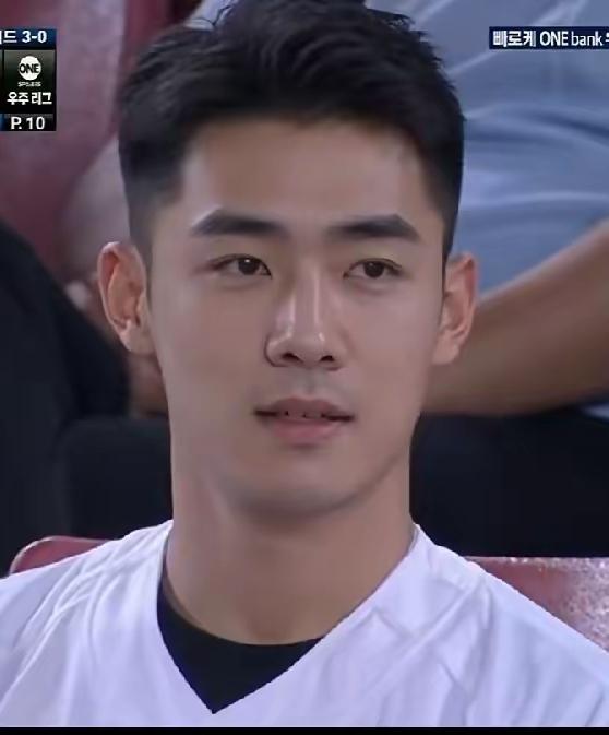 韩国的一位棒球运动员，叫什么名字的不知道，长得太帅了，这颜值放在娱乐圈也找不出几