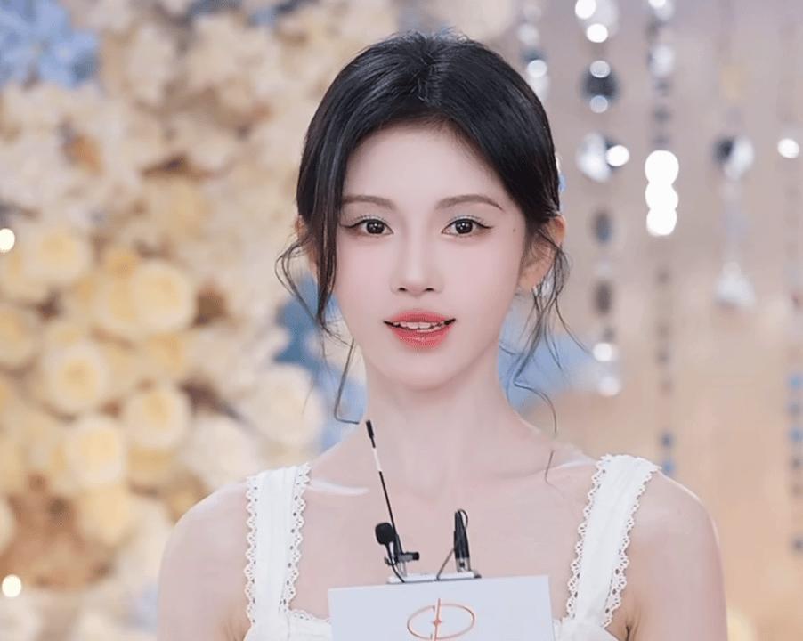 鞠婧祎直播 鞠婧祎今晚直播也太美了，直播间的氛围也好欢乐，这个🍊一直在主动造梗