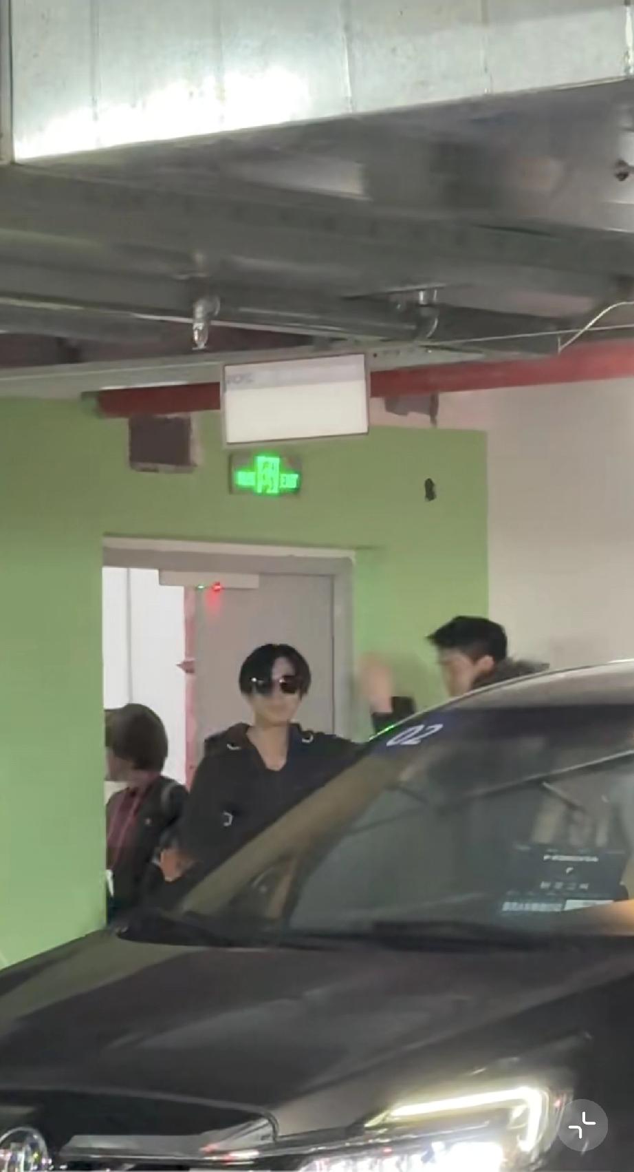 4月12日，周渝民重庆上班，状态好多了，前一天他在台上特别难受，快要吐了似的，下