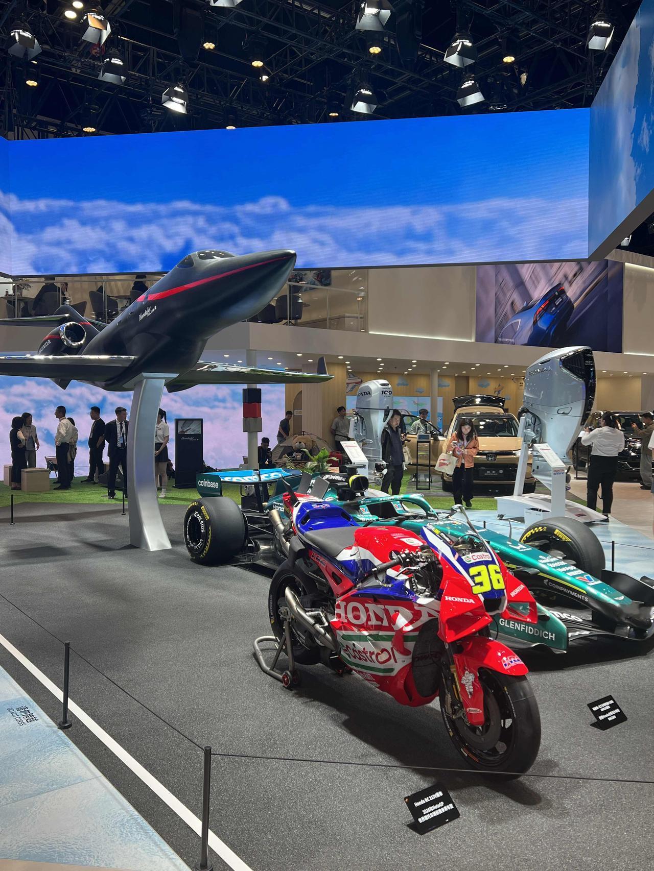 参加过这么多届车展，好像没见过本田在自己的展台摆出过这么多副业作品，和游戏道具。