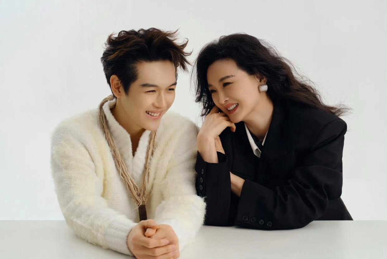 王艳和19岁儿子球球一起拍摄时尚杂志，球球身材高挑，皮肤白皙，五官非常精致，遗传