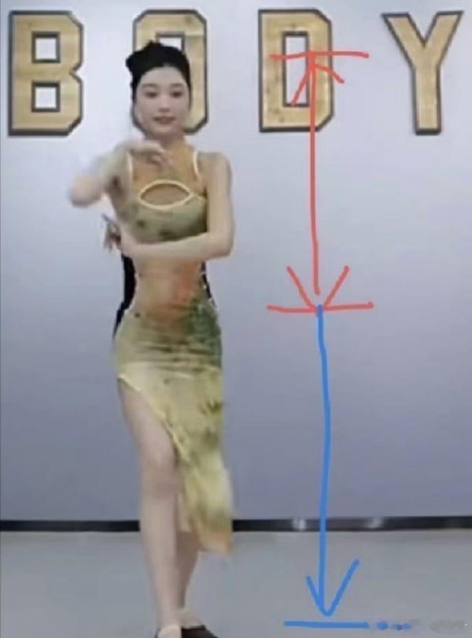 是谁给易梦玲挑的这套裙子呀？ ​​​