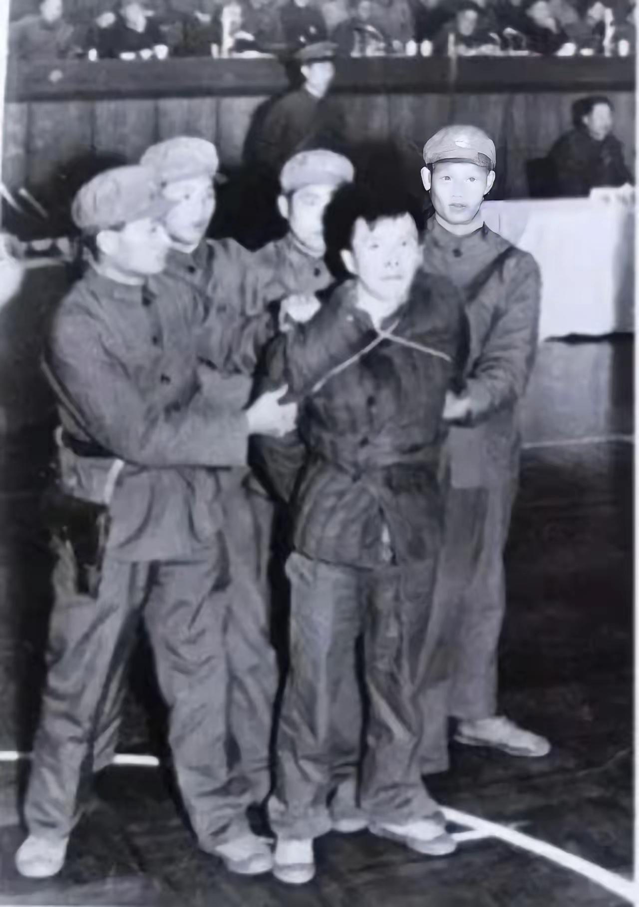 没想到1979年杭州万人公审现场被4名法警死死摁住的壮汉，竟是当年杭州人闻之色变