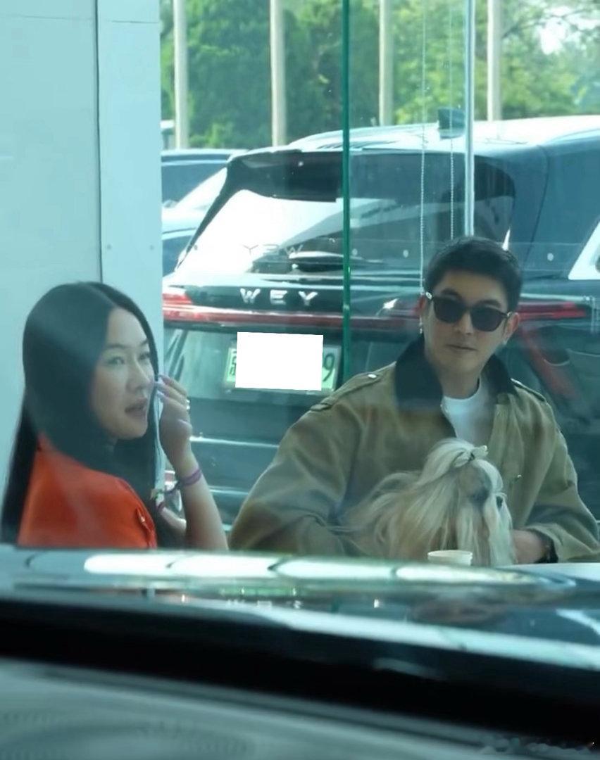 杜江霍思燕带着爱宠在北京看车，霍思燕笑容灿烂，看着就是很幸福的状态杜江 霍思燕 