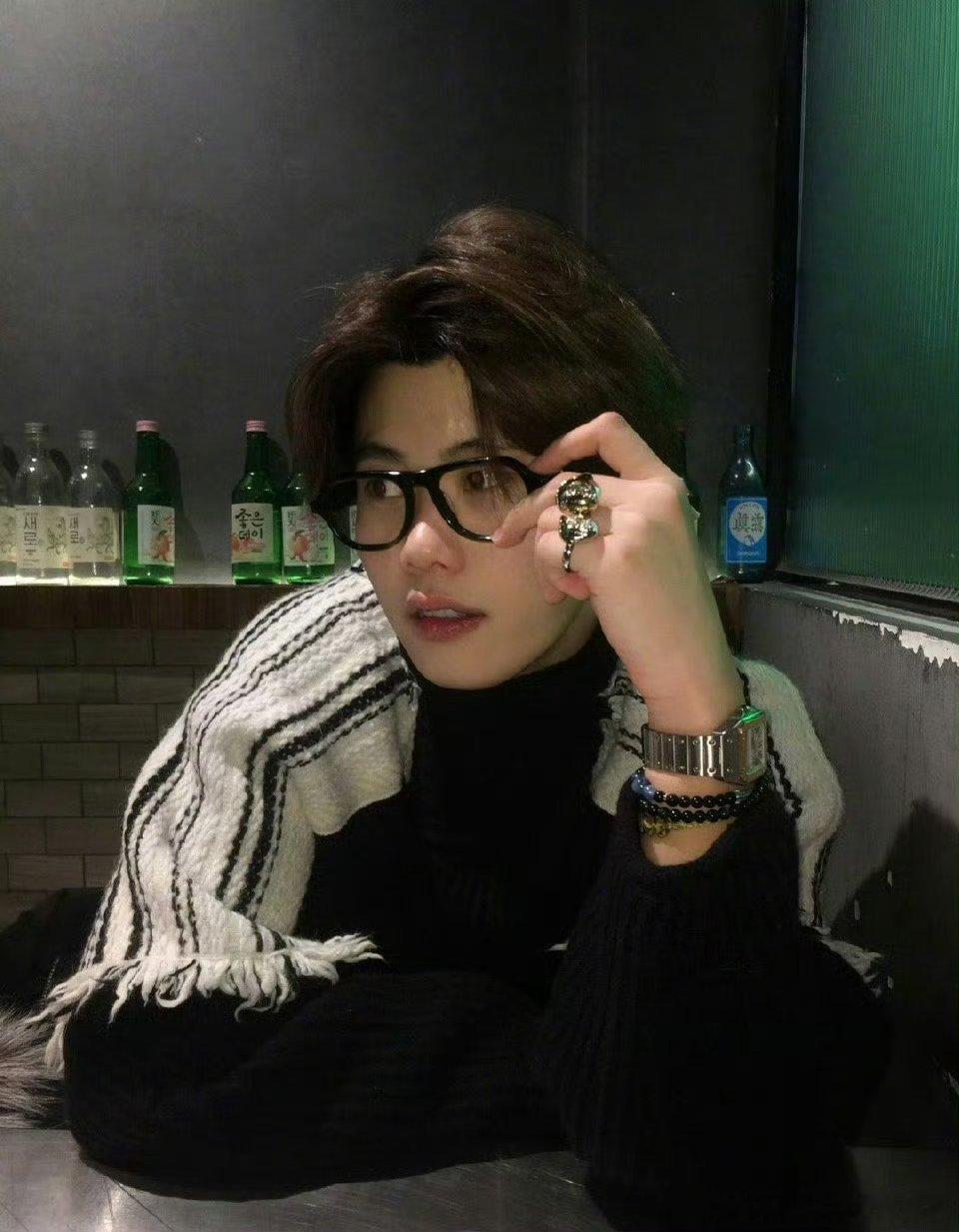 网络春晚集齐内娱四大癫公 救命！这四人同框就是喜剧名场面预定。武艺丁真老友相见疯