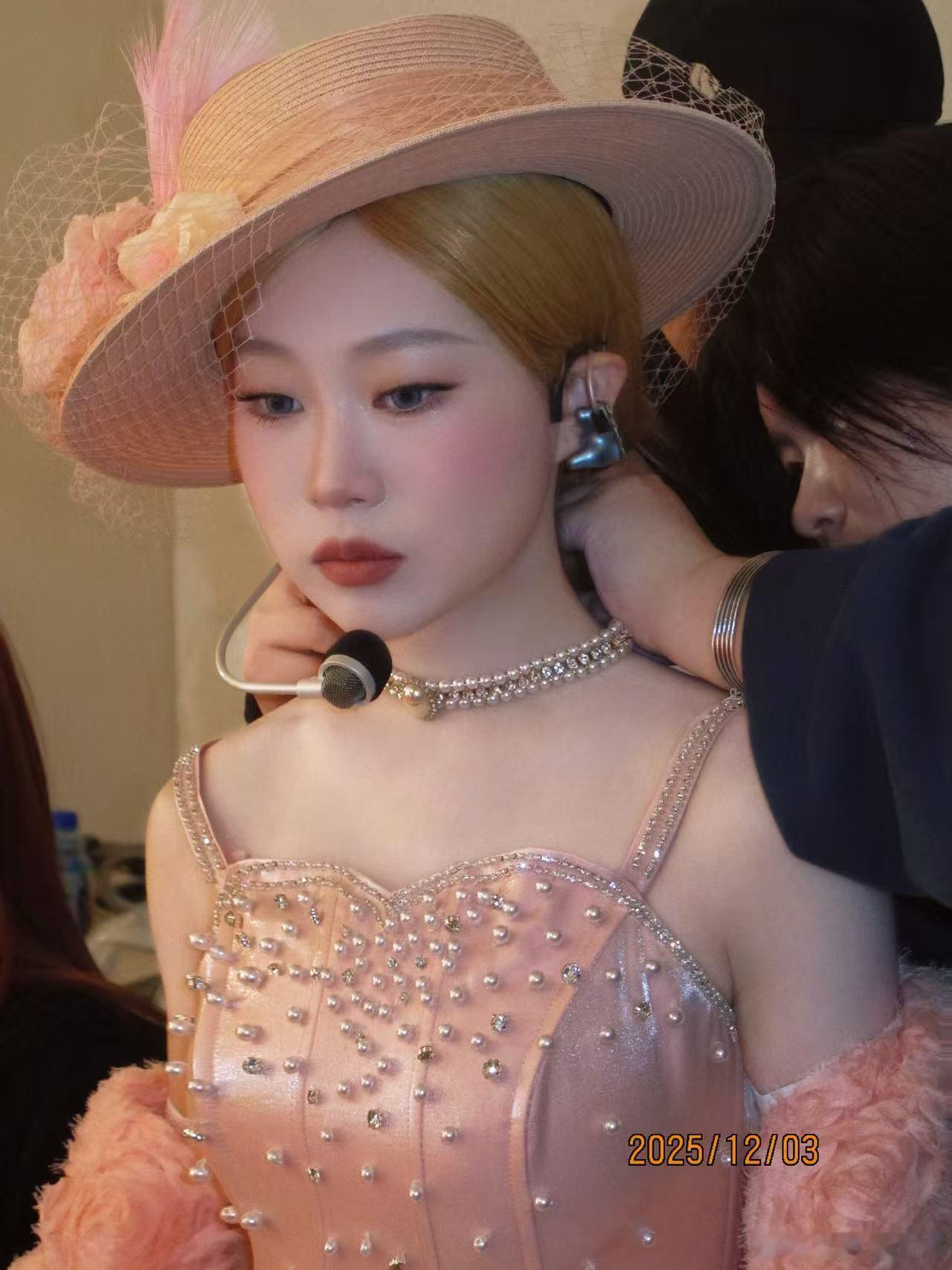 沈佳润甜妹金发公主妆王亚飞给沈佳润化的甜美金发公主妆，太美了这也，