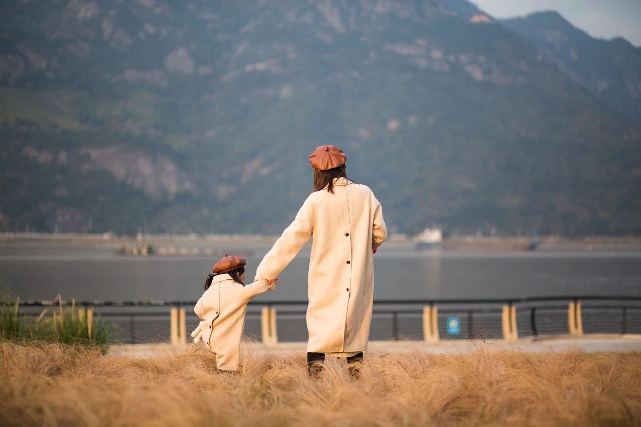 “一个好的家庭的意义，不在于多殷实、富贵，而是每一辈都竭尽所能，去托举下一代更上