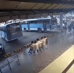 这个gif恰恰印证了为什么在投资中能很容易卖飞。
当市场出现急跌时，你是否能够忍