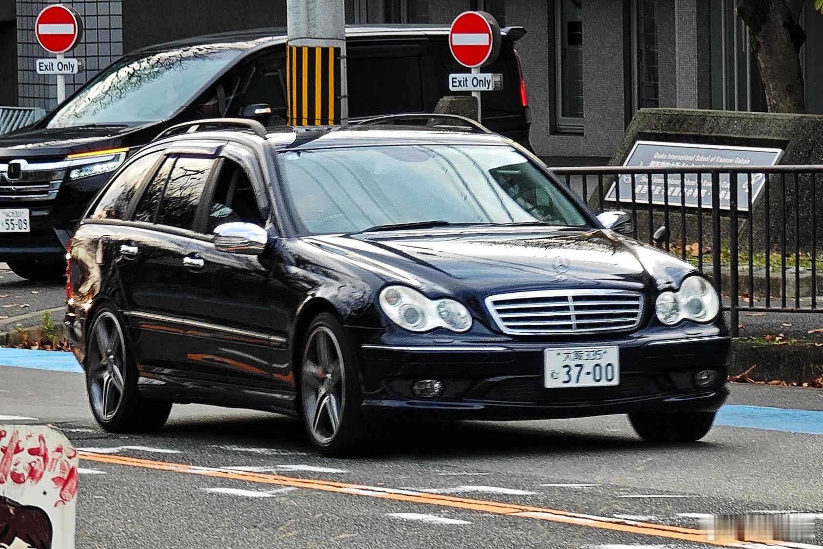 型车街拍  偶遇奔驰C32 AMG瓦罐（S203），车主是个雅痞叼烟帅大叔，太般