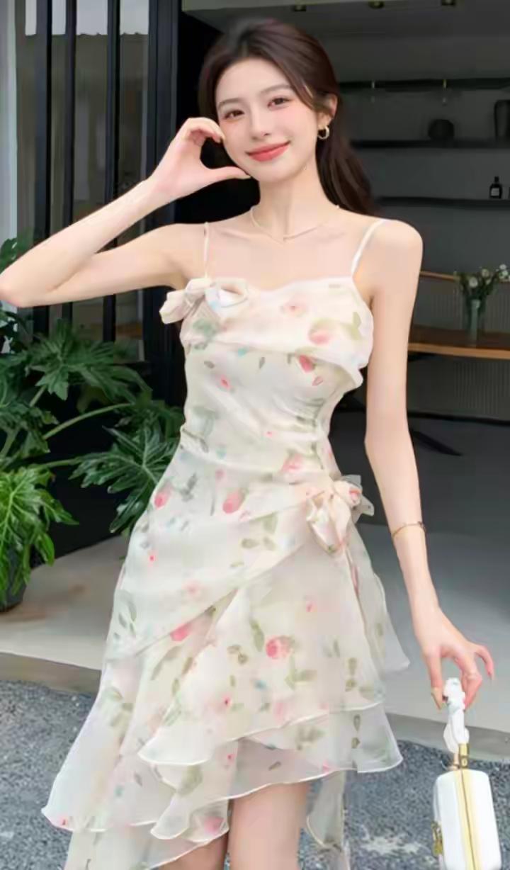 这组照片中的女子，宛如春日里的法式浪漫精灵，每一帧都美得恰到好处。
她身着一袭浅