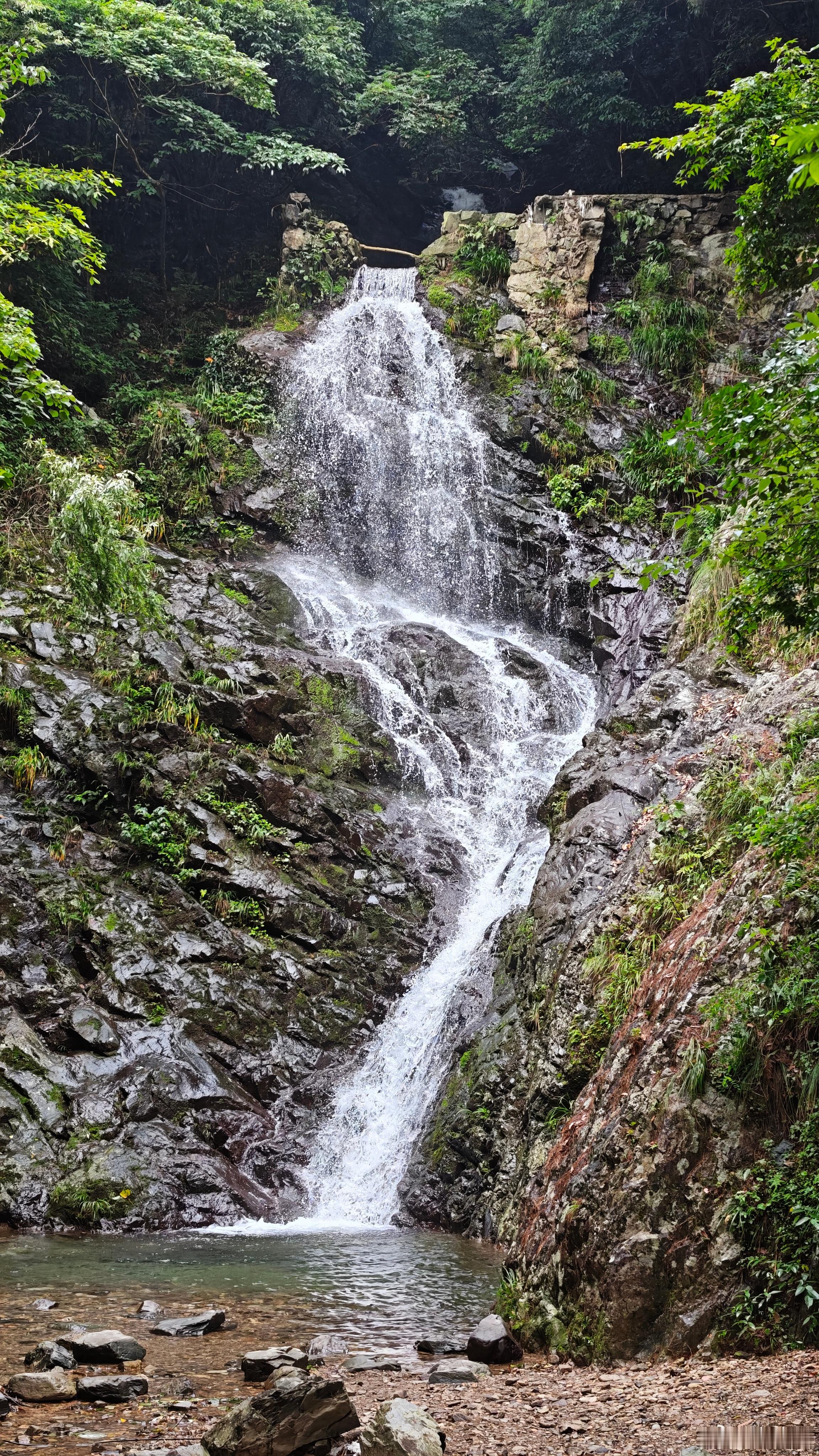 今古长如白练飞，一条界破青山色。 