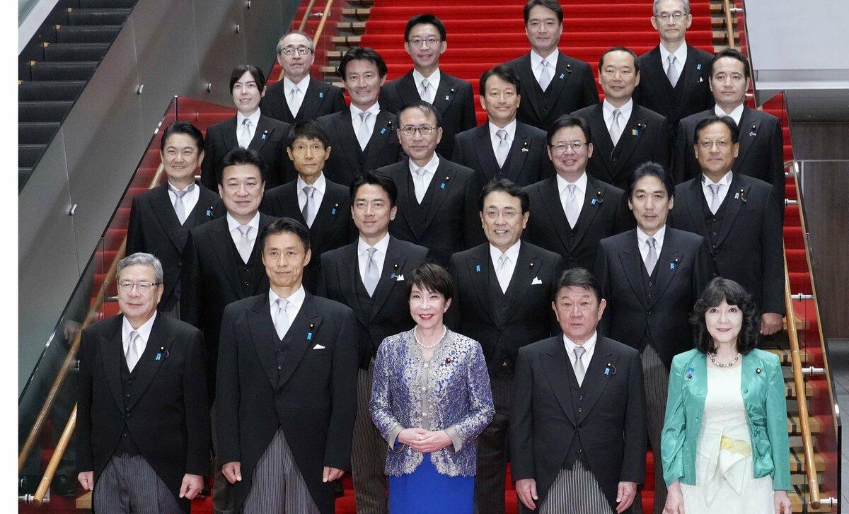 高市早苗改组自民党与内阁。麻生派、原安倍派、鹿鸣会、国力研究会构成权力支柱。修宪