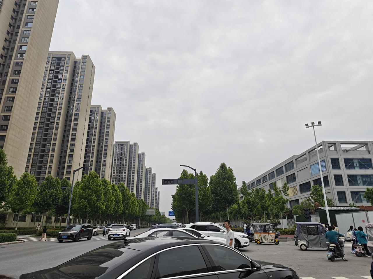 沣西真困难到这个地步了？
一个红绿灯一个多月没亮了
还是上下学的重要地方
确实为