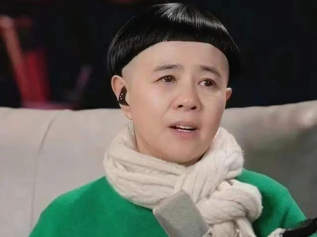 金龟子在直播里说自己每个月退休金 8900 块，现在跟老公在青岛海边养老。这话一