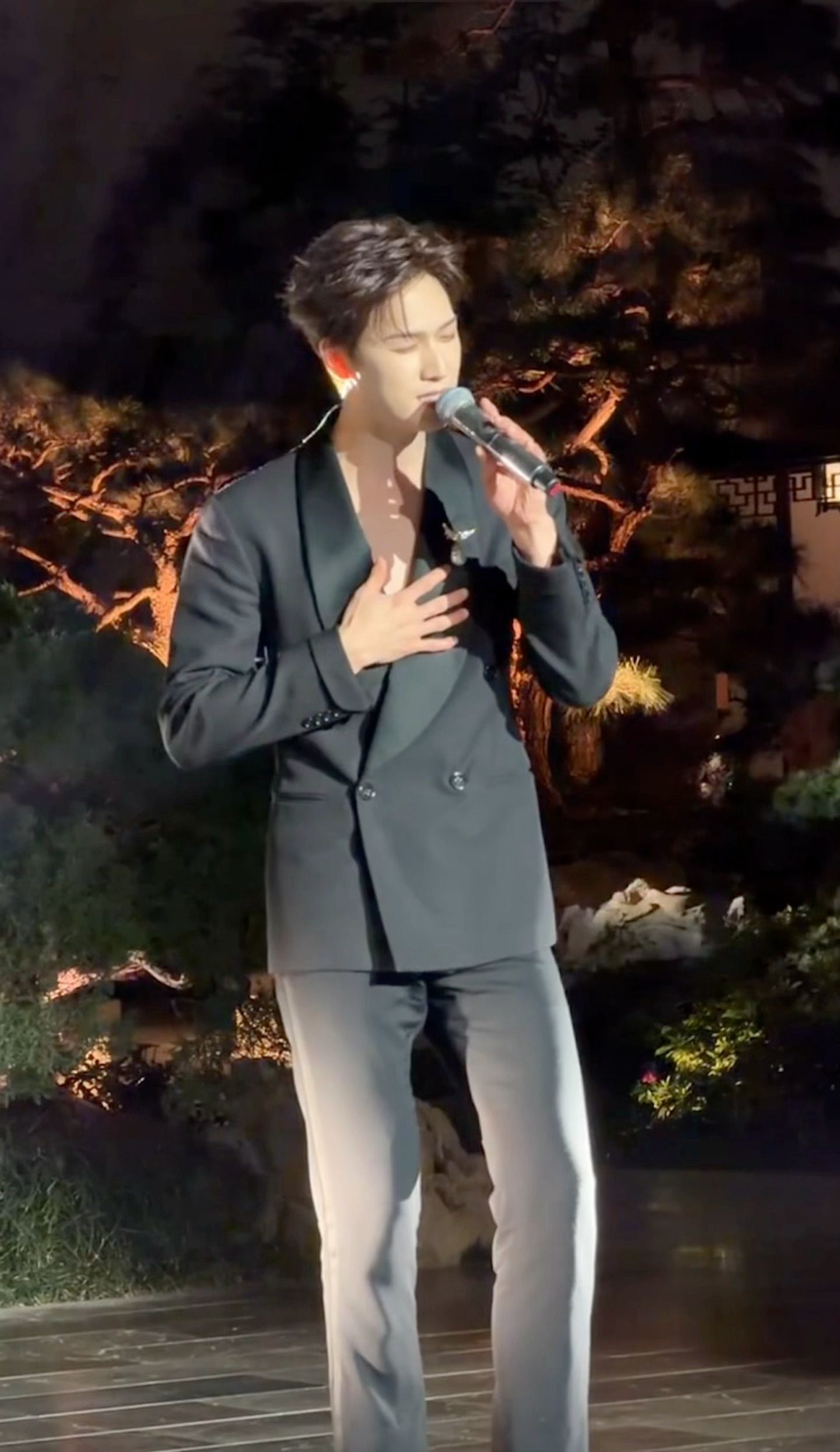 论我家那位去演戏的爱豆为舞台设了多少小巧思 