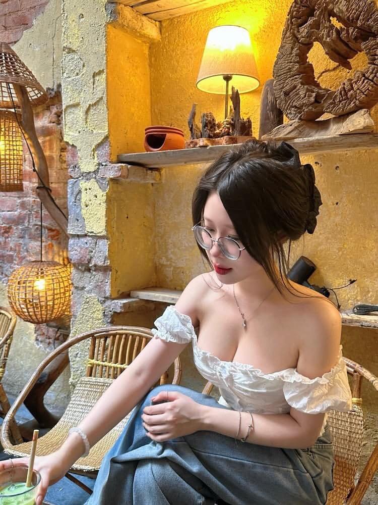 不用赶时间，不用接话茬，今天的节奏是‘我想怎样就怎样’。”
在老墙和暖光里窝着，