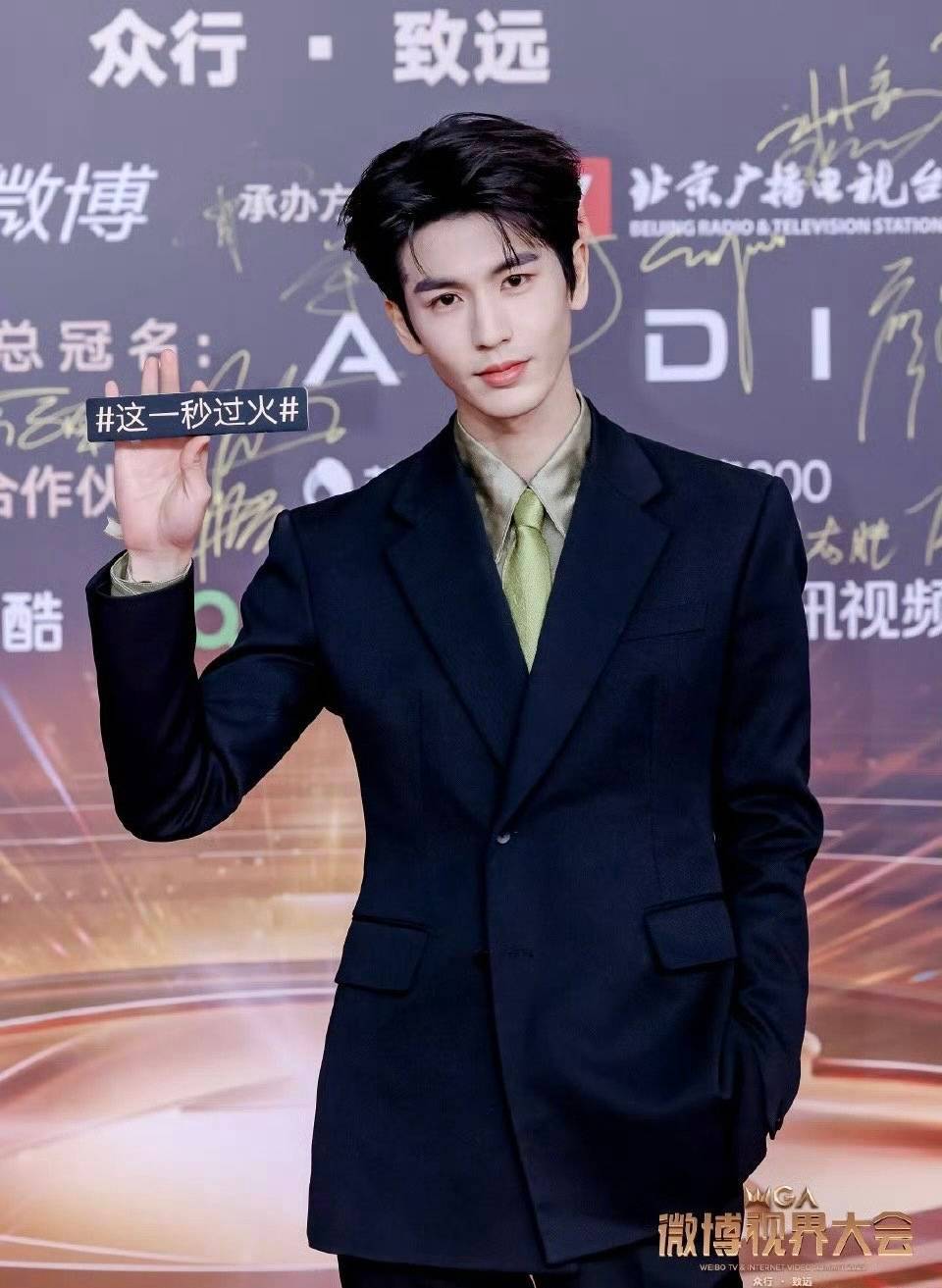 谁懂张凌赫和黑西装的适配度 张凌赫穿黑西装就是精英本精！简约剪裁+利落短发，自带