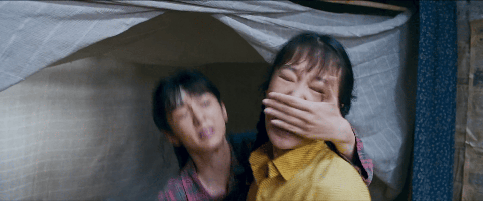 女人你引起了周也的注意 谁懂啊，晓兰递石头那段我直接笑出声，你俩搁这儿演偶像剧呢