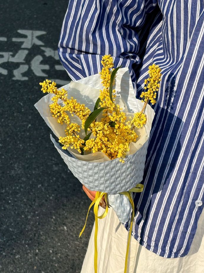 ​做了一个最近网上很火的桂花小花束🟡🤍◞ ̑̑ ​ ​​​