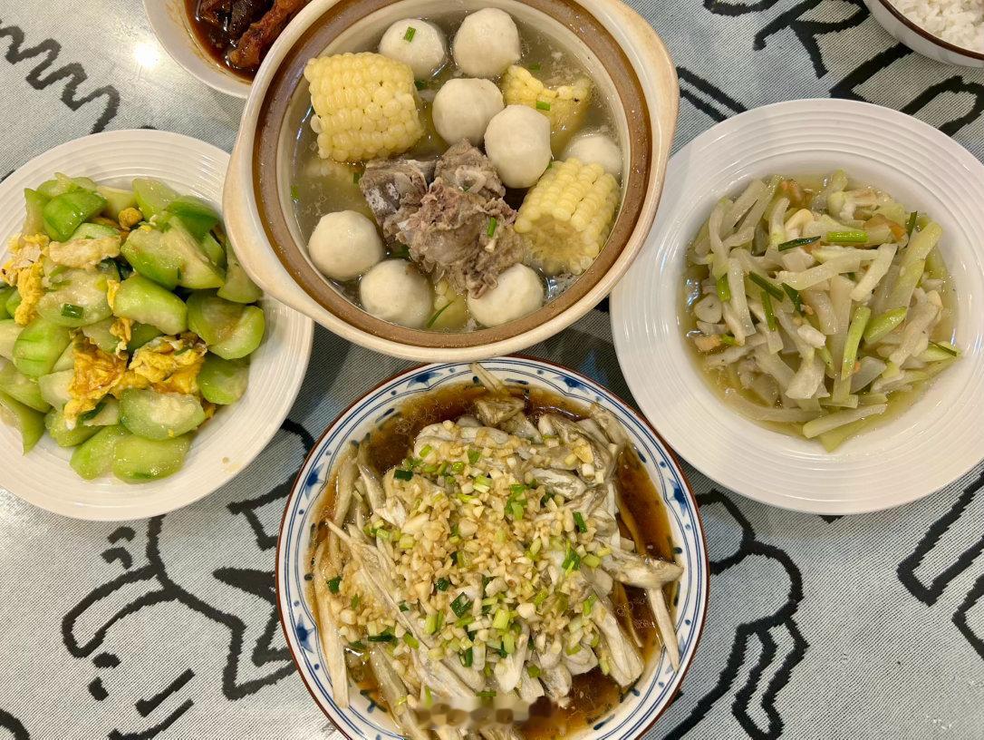 吃饭啦新东方又做我爱吃的蒸茄子了！！一点都不油～吃素菜还是因为在小菜园摘了这些新