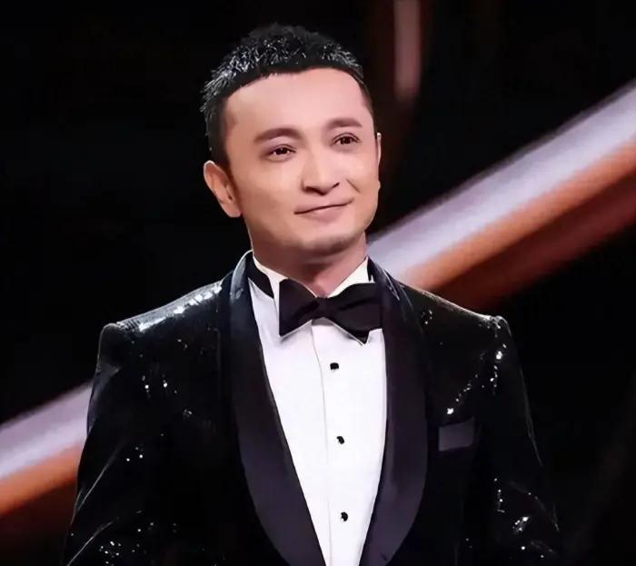 离婚五年、无儿无女，43岁的尼格买提真的“惨”到家了吗？
哈哈，别急着心疼——这