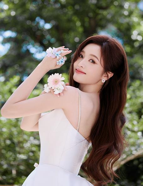 吴宣仪边驾车边玩手机 狗子拍到原火箭少女三巨头的老二吴宣仪一边开车一边玩手机。依
