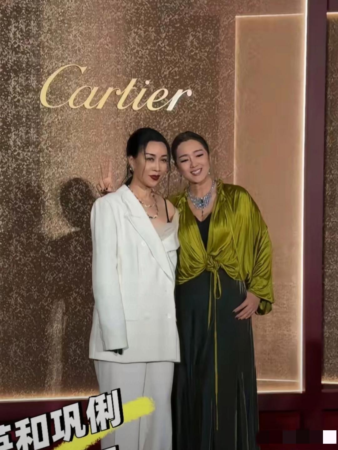 镜头中的那英穿着一身白色露肩高定西装，珠围翠绕，描眉画眼，唇似丹霞，可是衣裤肥大