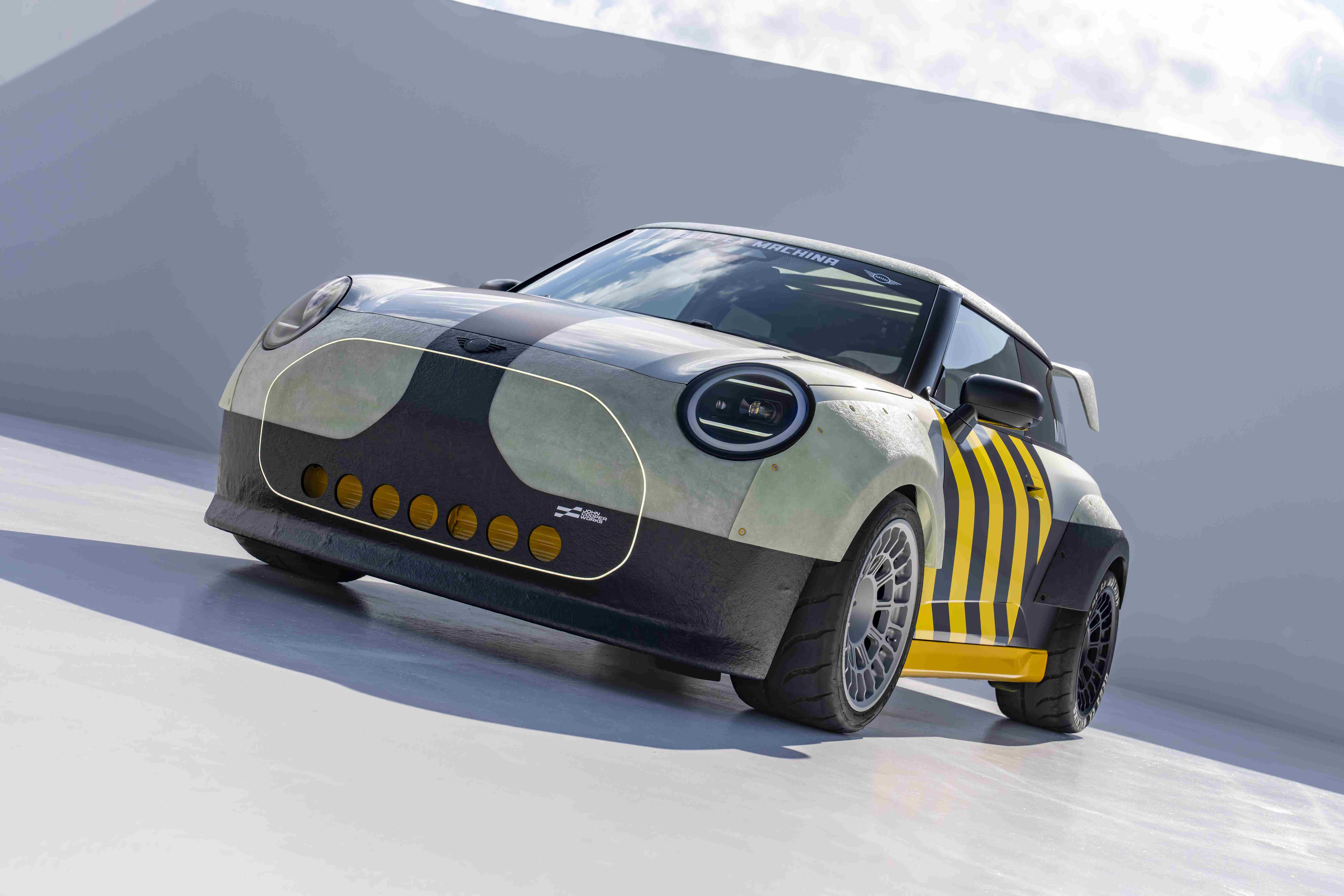 过两天的北京车展，MINI展台一定是必逛的，创意定制车、跨界合作展车、各种特别版