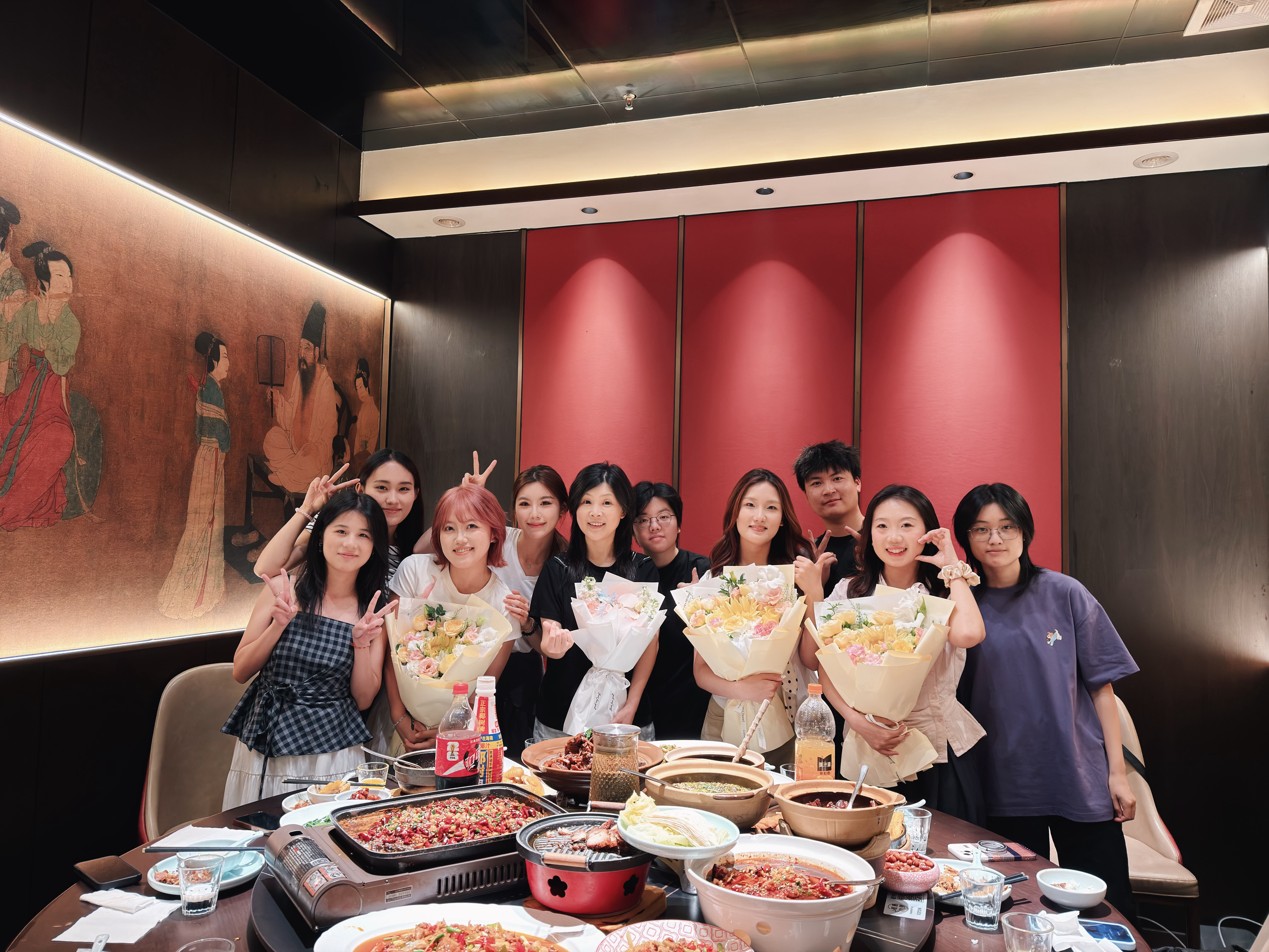 师妹们顺利毕业啦！今天来参加我师妹们的毕业聚餐！真的太幸福了！有个学妹在娱乐圈工