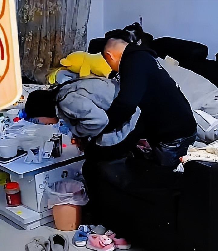 重庆女子吃播翻车，花椒卡喉险丧命！妹夫神操作，10秒救命，这波操作太关键了。
那
