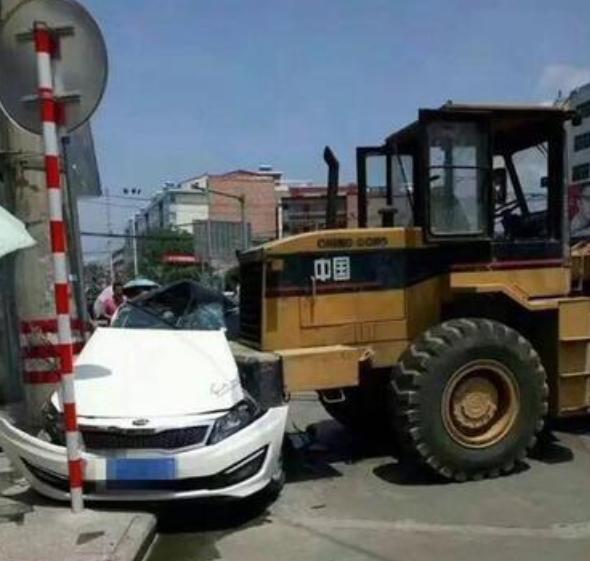 “这就是拖欠工资下场！”陕西，一铲车司机儿子病重，前往工地讨要拖欠的工钱，岂料，