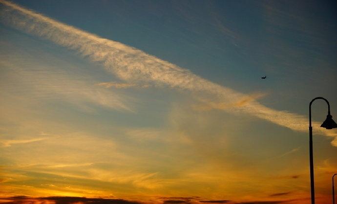 马斯克的野心：
天上卫星、
地上无人车、
正在重构全球规则。 ​​​