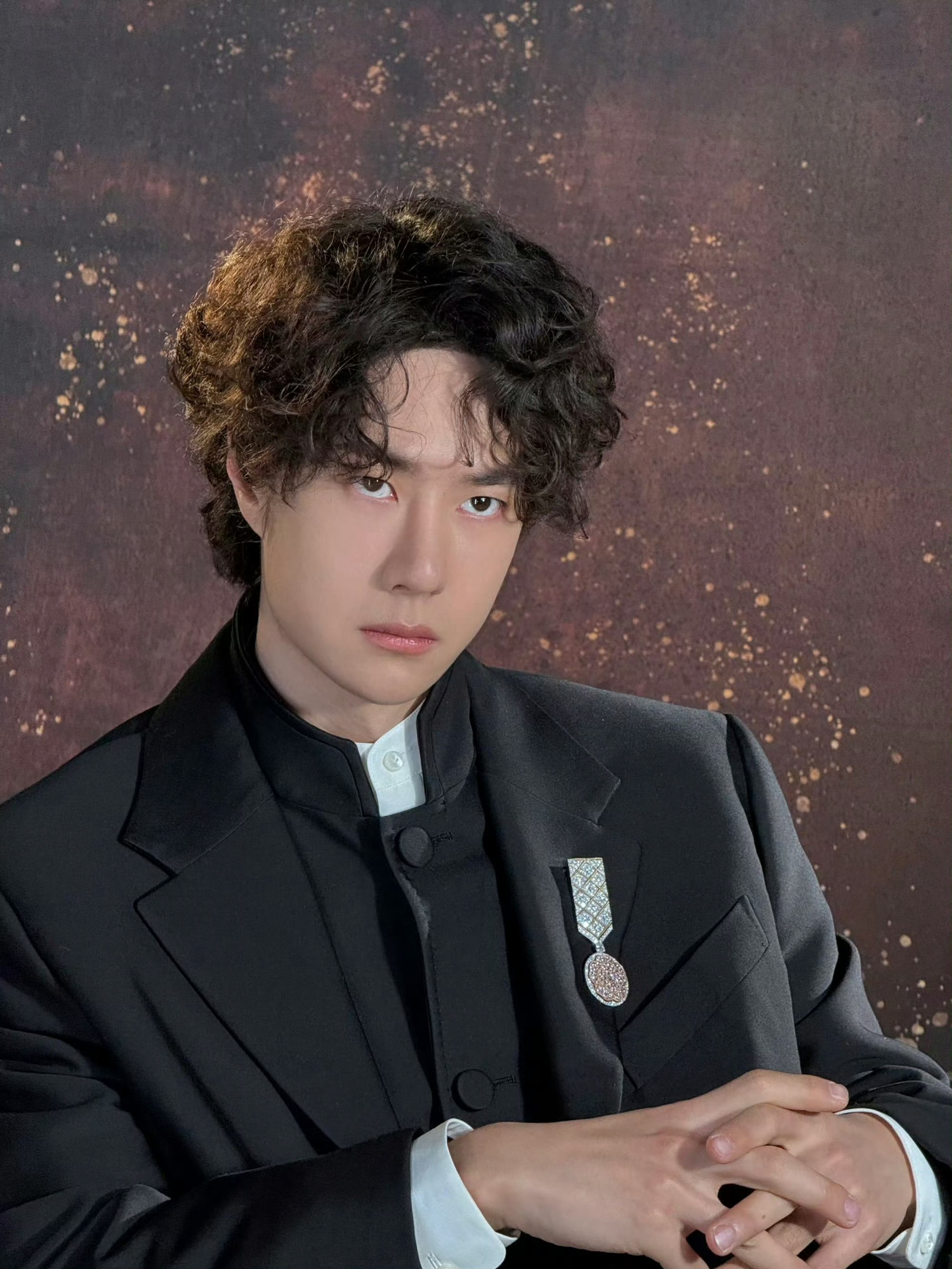 王一博 中山装 感觉一个王一博一个易烊千玺永远都是板着脸的，基本看不到笑容