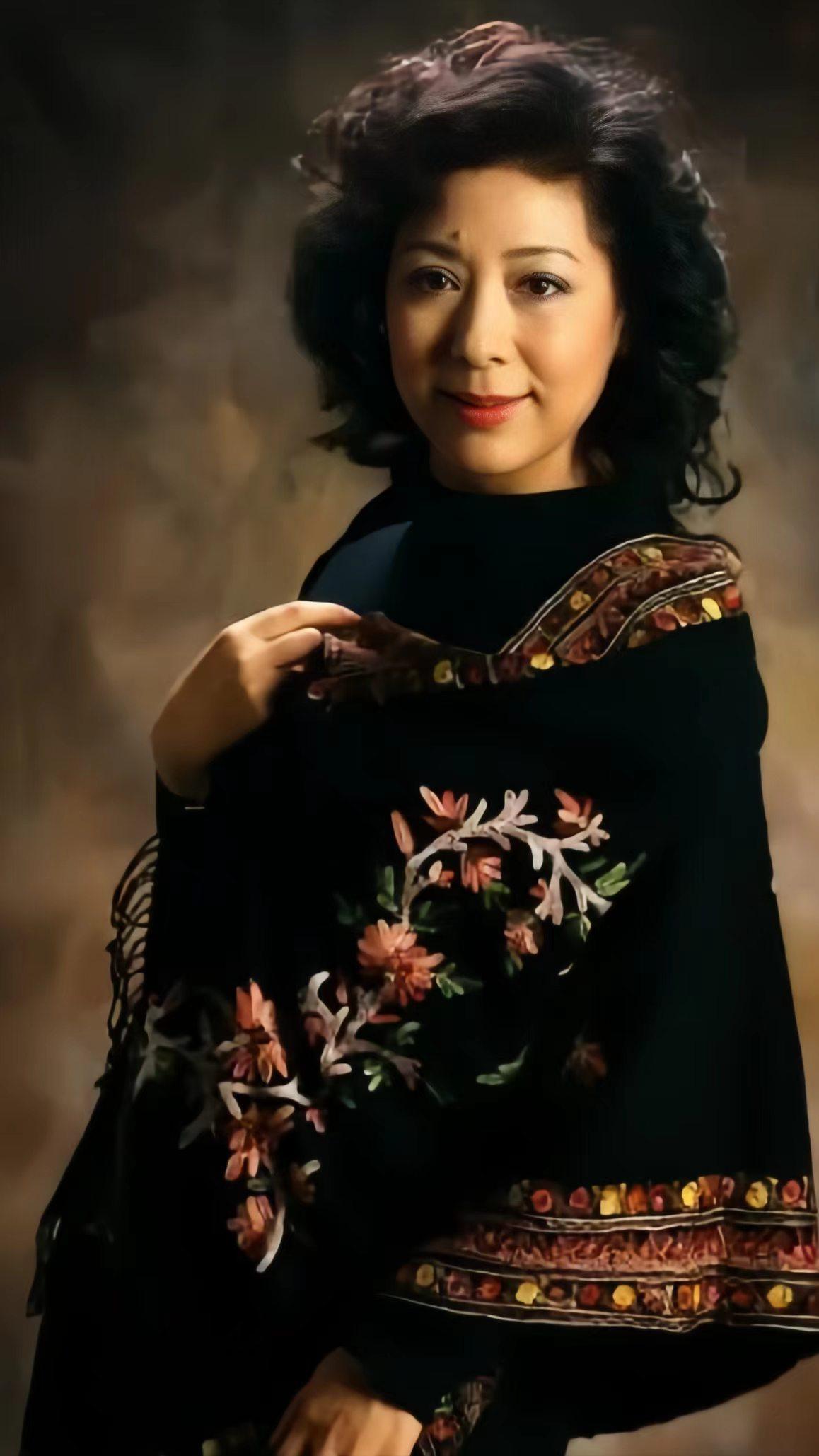 关牧村，锡伯族，国家一级演员、著名女中音歌唱家，毕业于中央音乐学院，任职天津歌舞