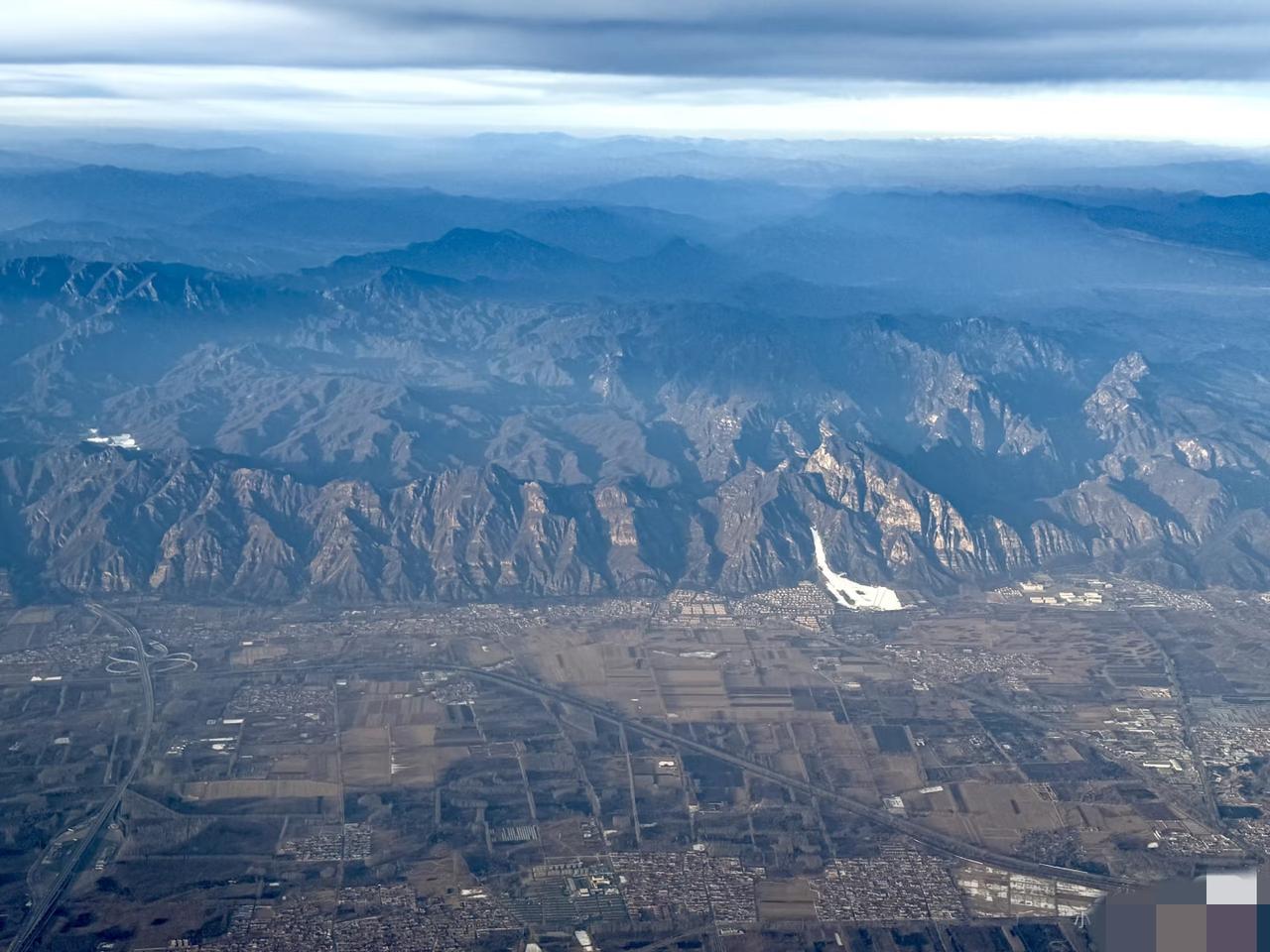 北京的外围的山


北京是永定河的冲击平原，三面环山，只要守住那几个咽喉要道敌人