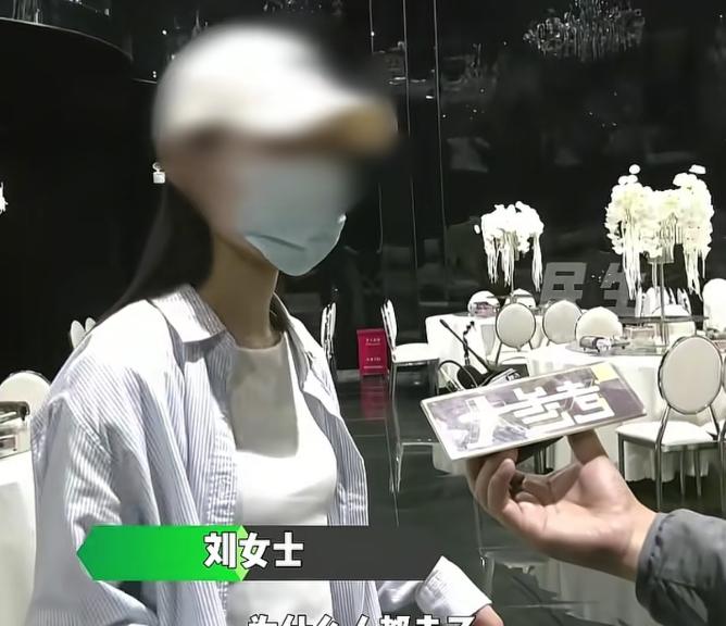 太尴尬了！河南信阳，女子换好衣服下来敬酒，却发现自己的客人都走了，自己花4万多举
