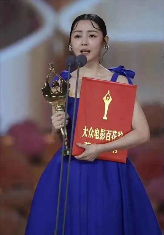 卫诗雅百花封后后，旧事被翻出：曾穷到100块都要借，领奖前刚缝50多针。

今年